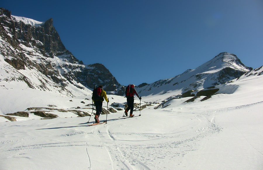 Vallon de Montcorvé avec à droite notre objectif la Trésenta  avec sa belle face nord pour la descente et les contreforts du Gr Paradis à gauche, becca di Moncorvé et son Sérac