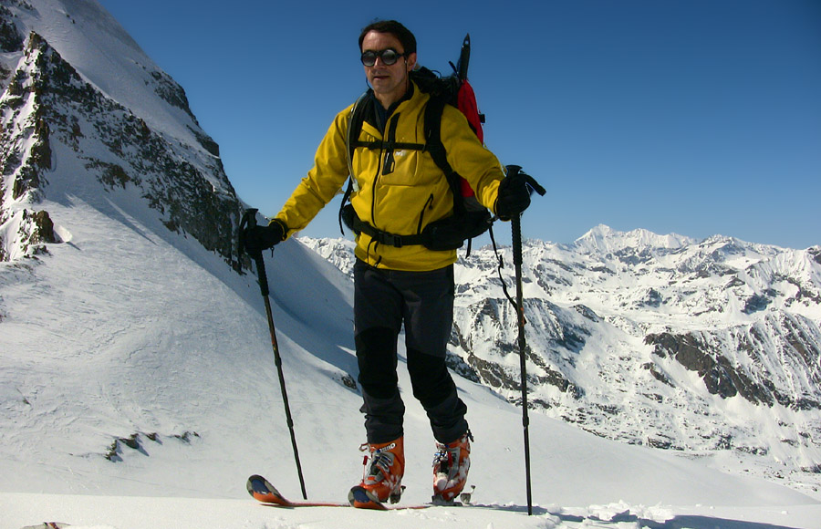 Dominique au dessus du col di Montcorvé: La  Gd Sassière au fond sur sa droite