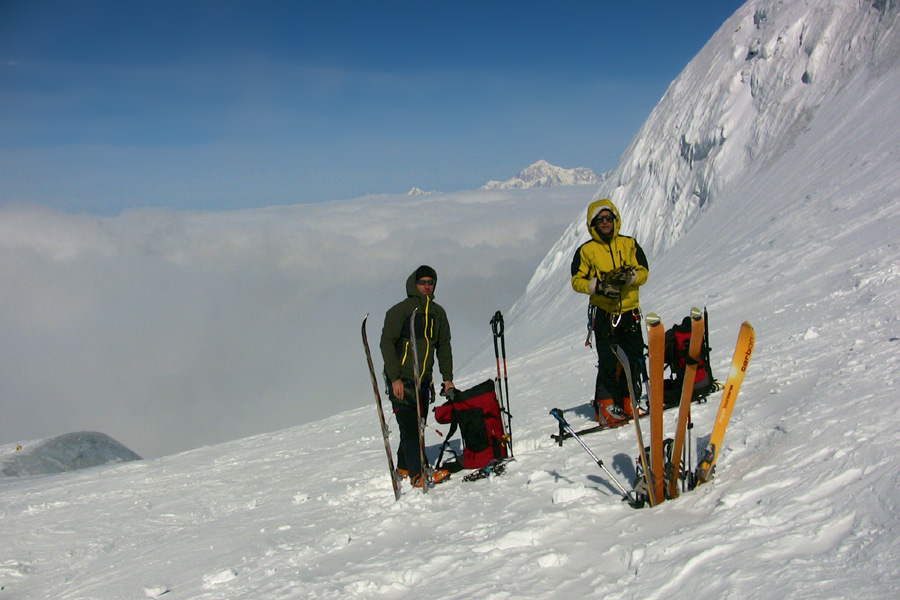 #28 Fais pas chaud ! on laisse les skis à 3850m, il y a un passage en glace un peu plus haut, le Mt Blanc en A/R plan Fais pas chaud ! on laisse les skis à 3850m, il y a un passage en glace un peu plus haut, le Mt Blanc en A/R plan