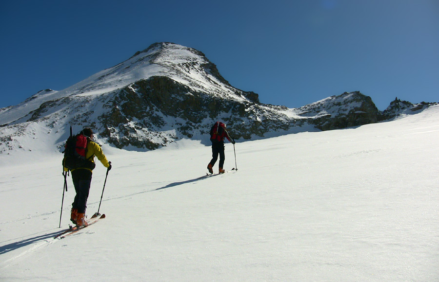 #6 Col de Montcorvé en vue 3297m et la face Ouest de la Tresenta pour le montée avec petit passage rocheux à droite du skieur Col de Montcorvé en vue 3297m et la face Ouest de la Tresenta pour le montée avec petit passage rocheux à droite du skieur