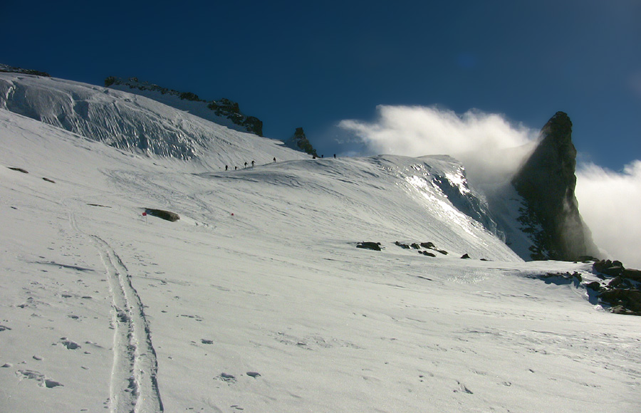 #25 Les cordées sous la calotte glacière du sommet et le Becca di Moncorvé Les cordées sous la calotte glacière du sommet et le Becca di Moncorvé