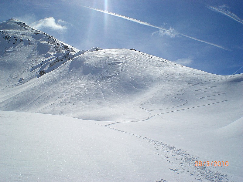 #3 Clot la Cime : La trace s Clot la Cime : La trace s'arrête au col des Ourdeis. Pas mal de vent sur la crête du Clot la Cime.