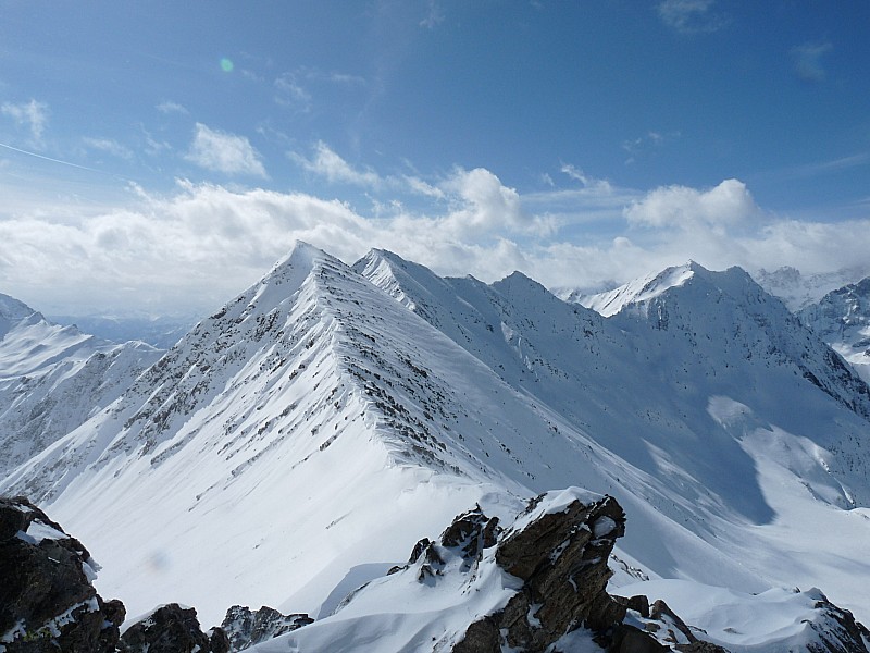 #2 Col du Goléon : Le col en contrebas. Au second plan, Pointe des Lauzettes et Pic des 3 évêchés. Col du Goléon : Le col en contrebas. Au second plan, Pointe des Lauzettes et Pic des 3 évêchés.
