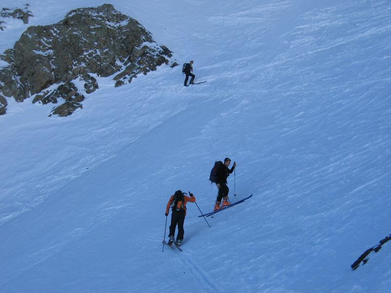 Tour Grand Pic de Belledonne : Début de la montée au col de Belledonne. la neige est quand meme assez dure