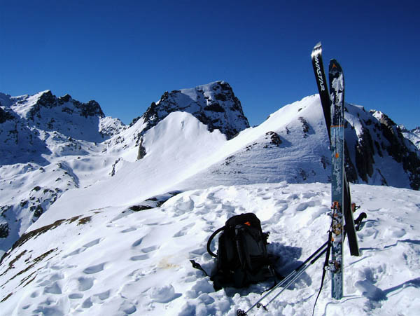 Ciamoussé : A la côte 2418m, derrière les ski le sommet de Ciamoussé 2476m fait de 2 pointes neigeuses dominées, par la gauche, par Mte Frisson sommet magestueux.