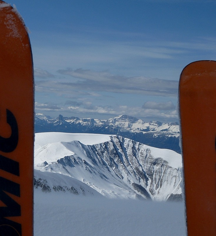 #6 Le Grand Serre : et ses couloirs avec le Mont Aiguille et le Grand Veymont en arrière plan. Le Grand Serre : et ses couloirs avec le Mont Aiguille et le Grand Veymont en arrière plan.
