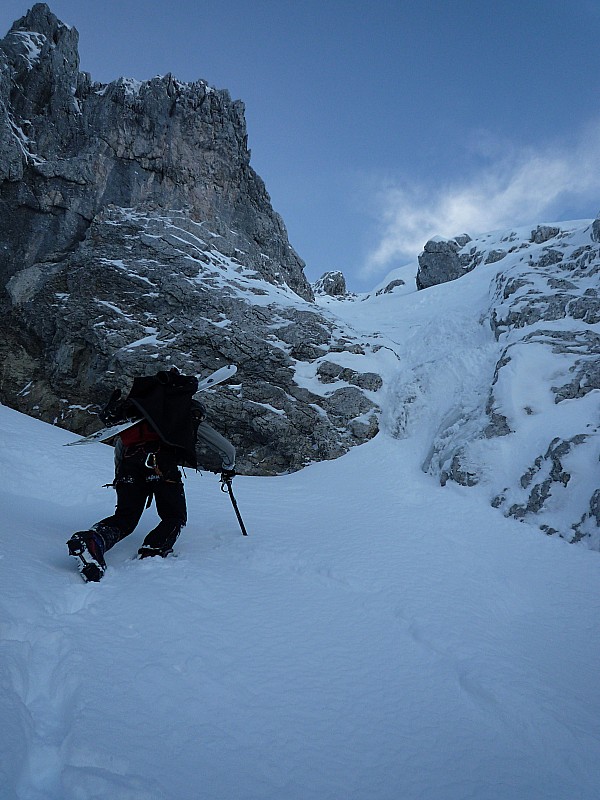 #2 Paré de Joux : Le deuxième ressaut majoritairement en glace péteuse; mais on retrouve vite la neige et la pente se calme au dessus. Paré de Joux : Le deuxième ressaut majoritairement en glace péteuse; mais on retrouve vite la neige et la pente se calme au dessus.
