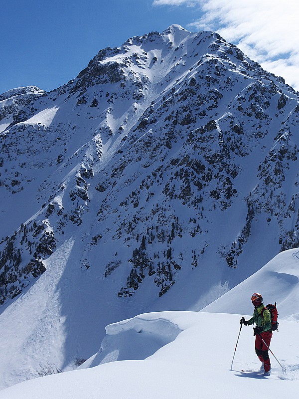 #7 Retour sur la Crête : Depuis la crête et grâce a un petit rayon de soleil, les traces sont bien visibles. Retour sur la Crête : Depuis la crête et grâce a un petit rayon de soleil, les traces sont bien visibles.