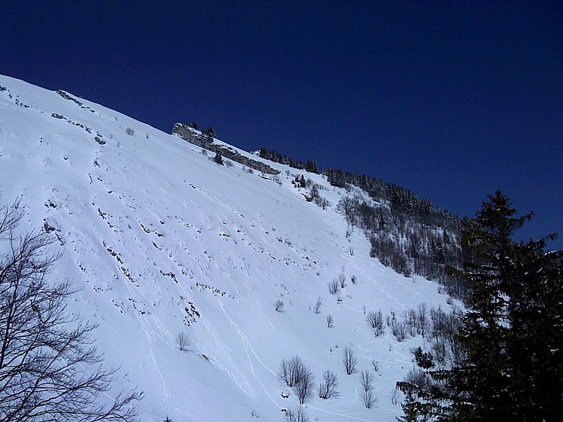 #9 Traces montées et descente : En restant sur la droite et en évitant le Traces montées et descente : En restant sur la droite et en évitant le 'plis' de la combe ,on évite les coulées