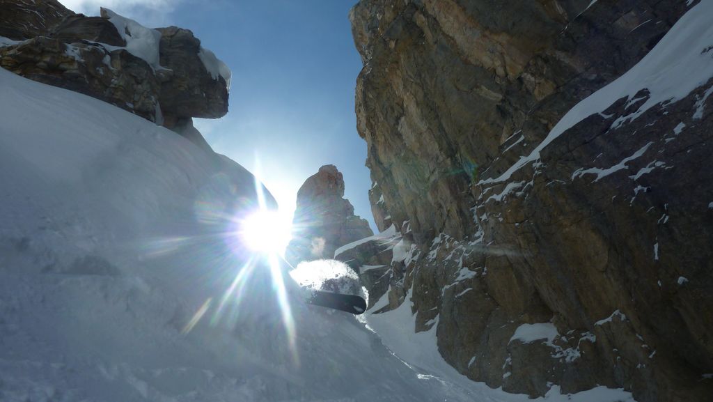 #25 Shama : sur le haut du couloir, le freerideur fait voler la poudre dans le soleil. quel talent !! Shama : sur le haut du couloir, le freerideur fait voler la poudre dans le soleil. quel talent !!