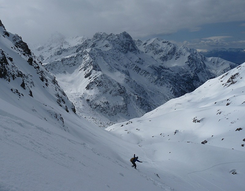 #7 Sous le couloir : Cyril se lache dans la dernière pente avant de rejoindre le vallon du Vénétier. Sous le couloir : Cyril se lache dans la dernière pente avant de rejoindre le vallon du Vénétier.