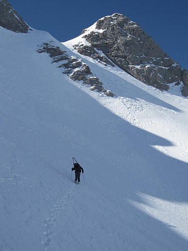 #1 Cirque et sommet : Nous arrivons dans le petit cirque qui était en neige meuble, ce que nous laissait pas prévisager la pente précédente. Cirque et sommet : Nous arrivons dans le petit cirque qui était en neige meuble, ce que nous laissait pas prévisager la pente précédente.