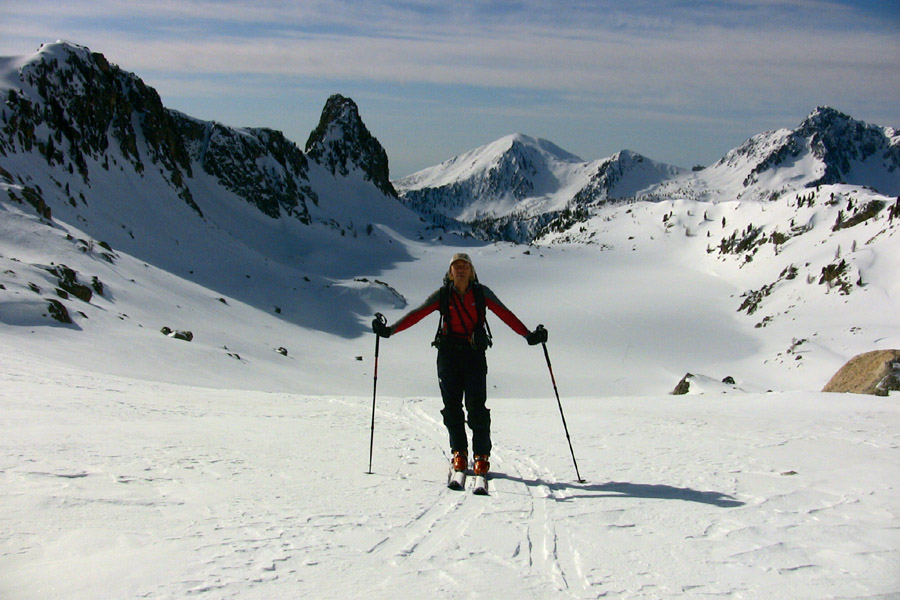 Lac Nègre et Caire Pounchu. Bel enneigement, 
Caire et mont Archas en A/R plan