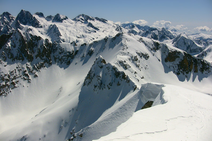 Vue du Sommet, le Pas des Tablasses au centre derriere la corniche et la Tête sud des Bresses, en A/R plan Nasta, Brocan et Guillié