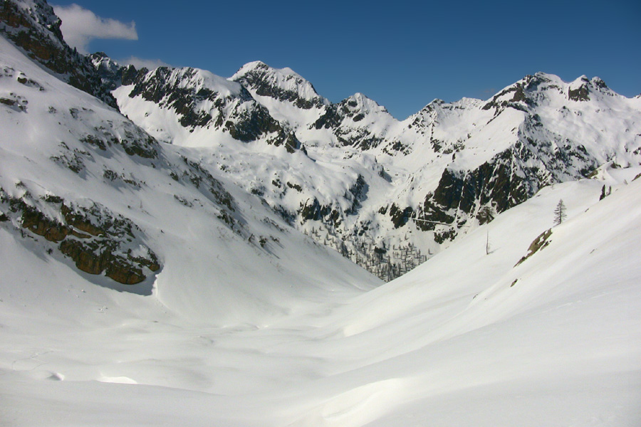 La bas du vallon de Morta, en face au cente le vallon de Valescure et le Mt Malinvern 