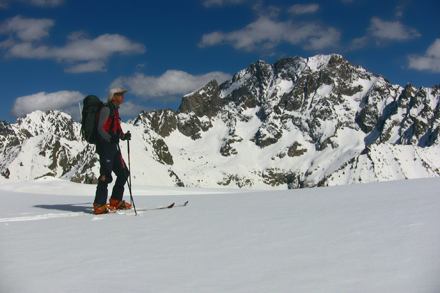 Remonté en balcon vers Framamorte, magnifiques vues sur le massif de l'Argentera et le Corno Stella à gauche