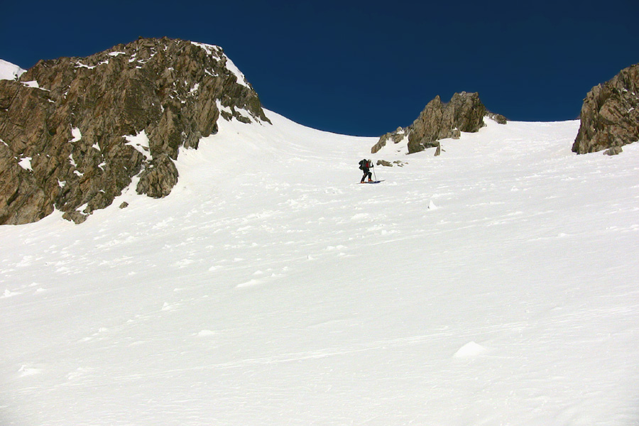 Patrick dans le couloir Sud des Tablasses monté à ski sans pb