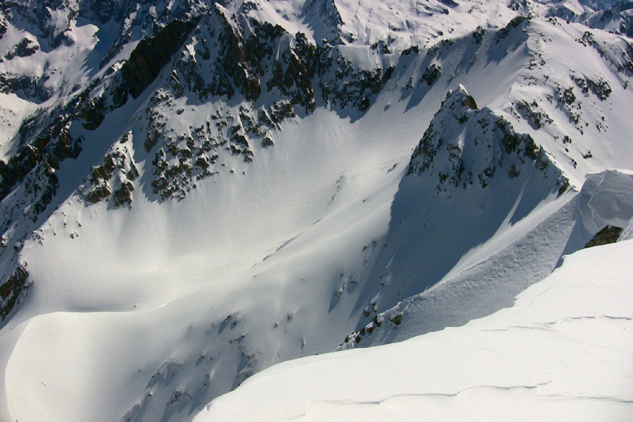 Le haut de la magnifique combe nord du pas des Tablasses qui nous reservera une descente dans une neige de cinéma !