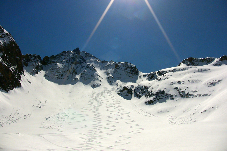 #18 Une neige de folie dans un versant de toute beauté, dominé par le coiloir Zen Une neige de folie dans un versant de toute beauté, dominé par le coiloir Zen