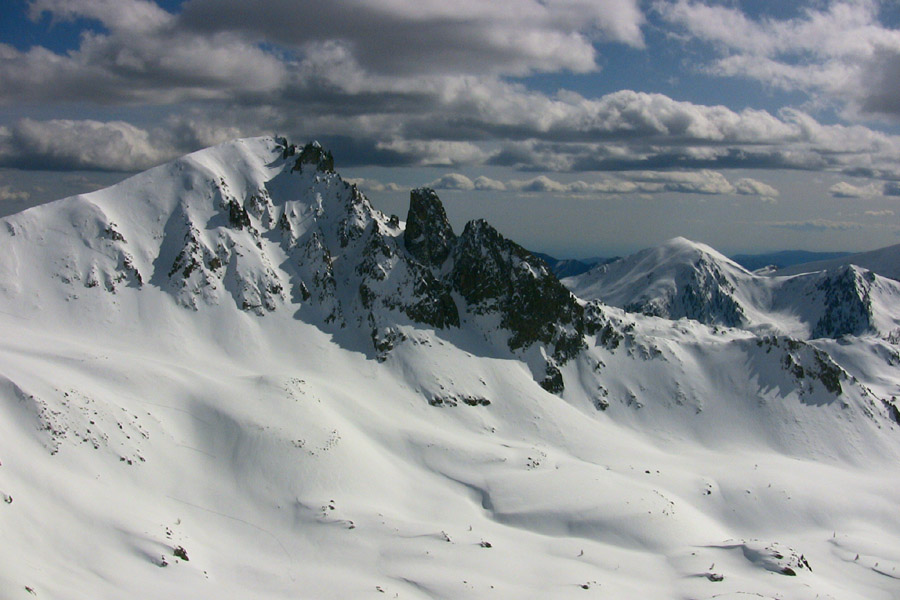 On bascule vers le sud: vue sur la cime de Rogué et la mer