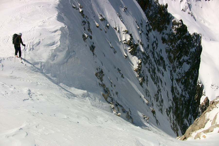 Patrick regarde l'état du couloir nord des tablasses et après une courte descente renoncera à cause de la glace