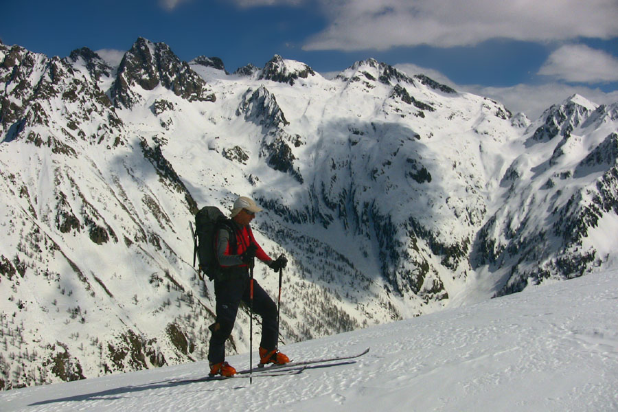 Le Parcours en balcon continue: de G à D, Nasta, Brocan et Gullié et le vallon de la balme Guillié