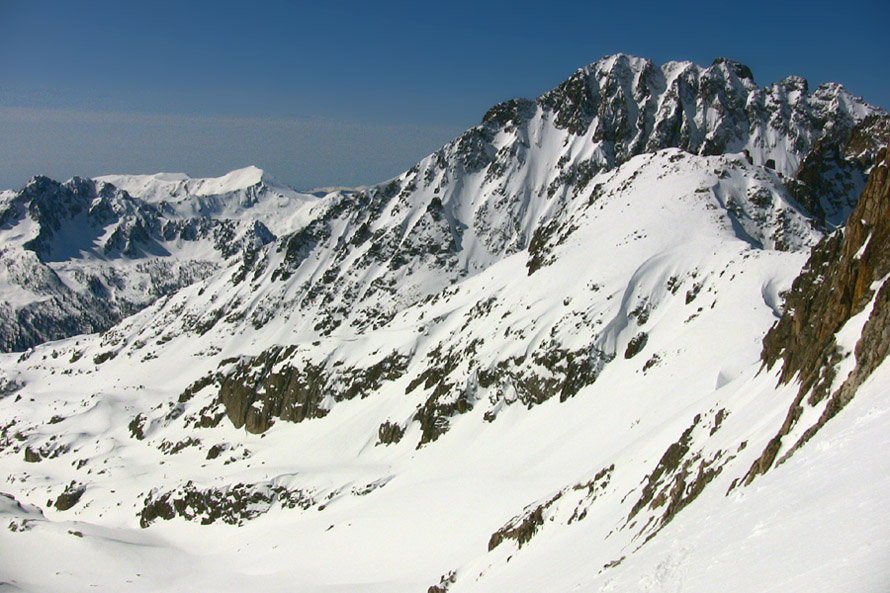 Imposant versant NE de la Pointe Giegn