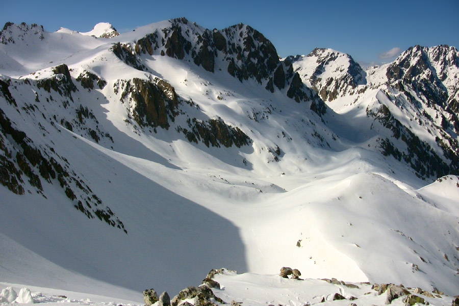 Vue du Col de Fremamorte sur le parcours depuis le Colletto del Valasco à droite et la Tête sud des Bresses au soleil à gauche