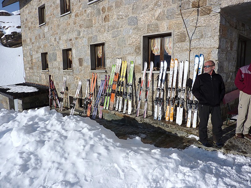 #9 arrivages : qu arrivages : qu'est ce que je disais, et encore une partie du matériel est déjà à l'intérieure du refuge, ça va chauffer dans la crèmerie ce soir!