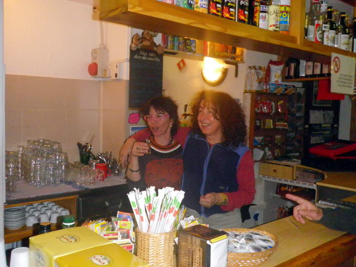 #25 Dégustation : Nos hôtesses apprécient le génépi de France Dégustation : Nos hôtesses apprécient le génépi de France