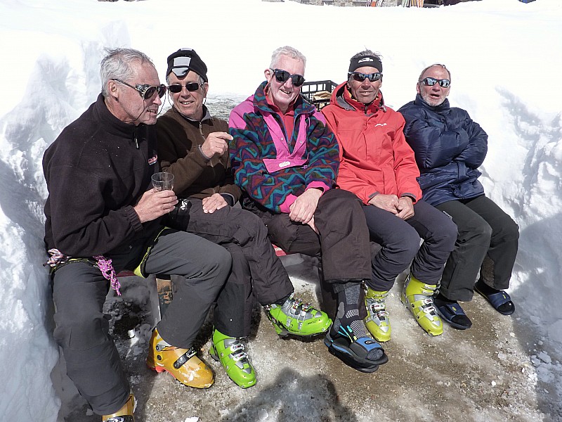 #11 Repos bien mérité : Une partie de l Repos bien mérité : Une partie de l'équipe des Randobileux en pleine conversation, je parie qu'ils parlent montagne!