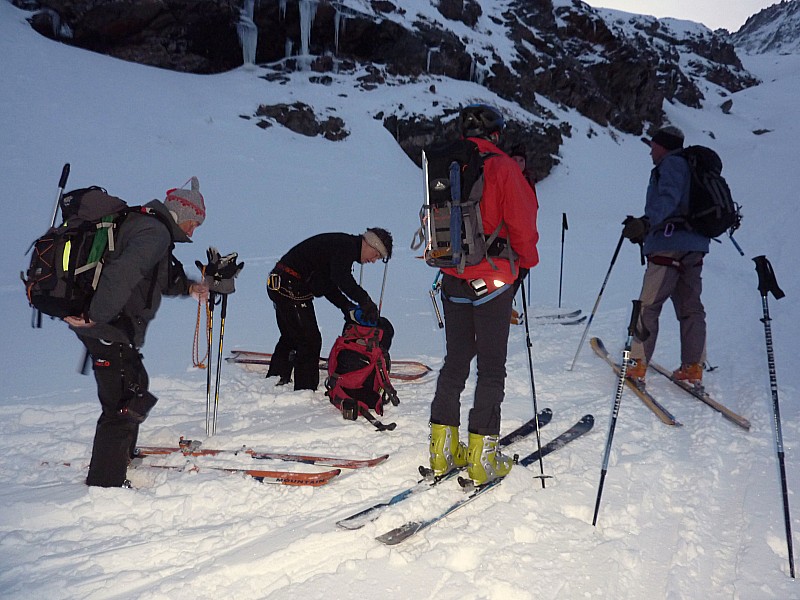 #1 YAPLUKA : 7h, le temps est clair mais il fait frais au dessous du refuge Chabod YAPLUKA : 7h, le temps est clair mais il fait frais au dessous du refuge Chabod