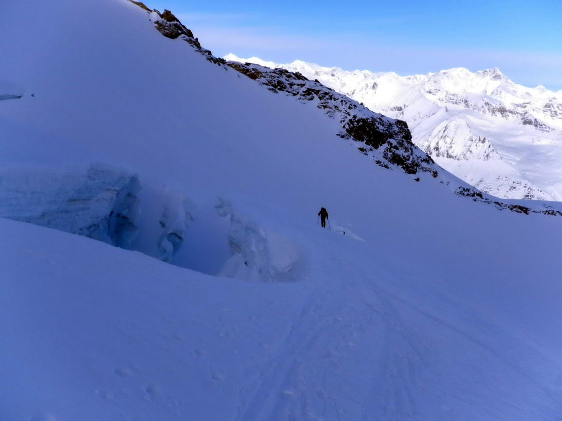 #15 Crevasse : La trace était à 5m du bord, et bang, le bord est venu à 30cm de mes skis... 5m c Crevasse : La trace était à 5m du bord, et bang, le bord est venu à 30cm de mes skis... 5m c'est pas assez vindjuu!