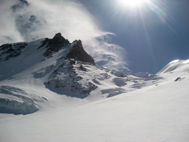 #22 Face Nord : La très austère face Nord, bien en glace et le Couloir Aurora à sa droite. Face Nord : La très austère face Nord, bien en glace et le Couloir Aurora à sa droite.