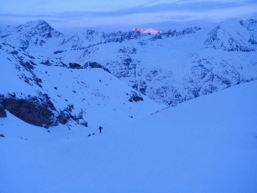 #12 Glacier de Lavéciau : Le soleil commence à illuminer les cimes... Glacier de Lavéciau : Le soleil commence à illuminer les cimes...