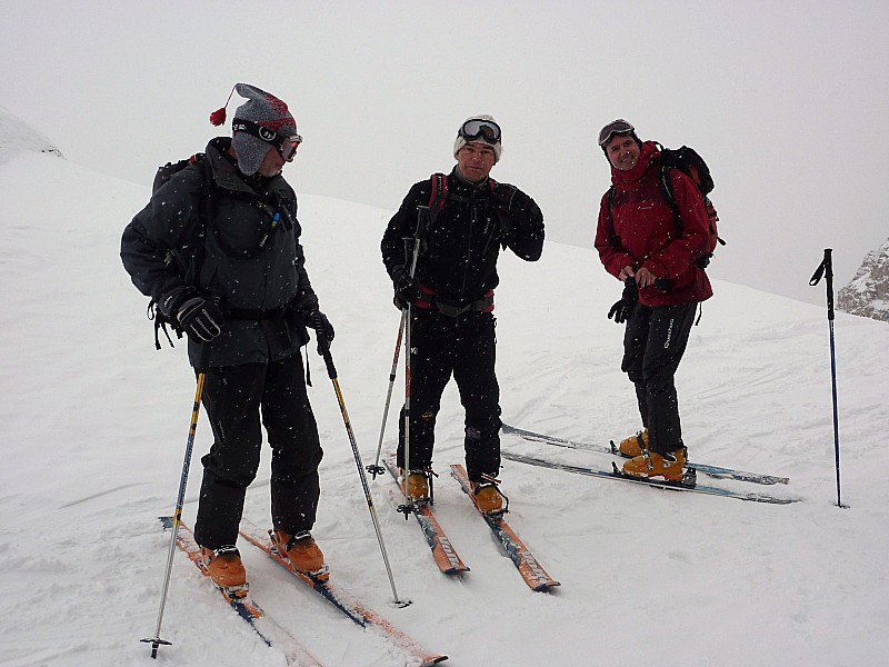 #1 Sherpas : Vers 8h30 Jean-Pol,Vania et Philippe descendent dans la vallée pour un petit ravitaillement et les 5 autres attendent que le soleil sorte Sherpas : Vers 8h30 Jean-Pol,Vania et Philippe descendent dans la vallée pour un petit ravitaillement et les 5 autres attendent que le soleil sorte