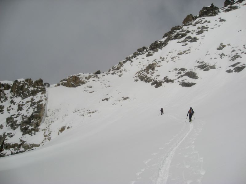 #10 Bivouac Sberna : Gaby et Michel face au bivouac Sberna : on s Bivouac Sberna : Gaby et Michel face au bivouac Sberna : on s'arrêtera ici aujourd'hui, pour profiter d'une éclaircie à la descente.