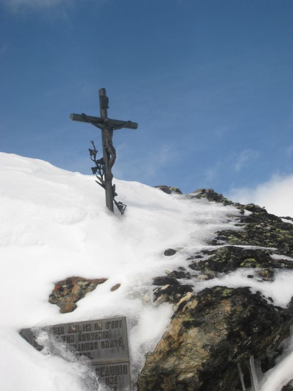 Sommet : La toute petite croix sommitale, dédiée à Claudio, mort sous une avalanche.