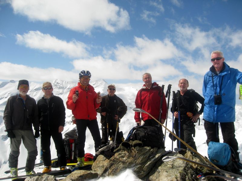 #8 Le groupe : Les Randobilleux au sommet, en compagnie de Mr N. Le groupe : Les Randobilleux au sommet, en compagnie de Mr N.