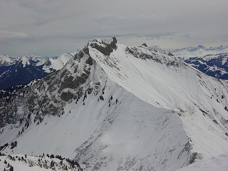 Le roc d'enfer : Vu du sommet de Chalune ...  le col du Foron, en bas à droite