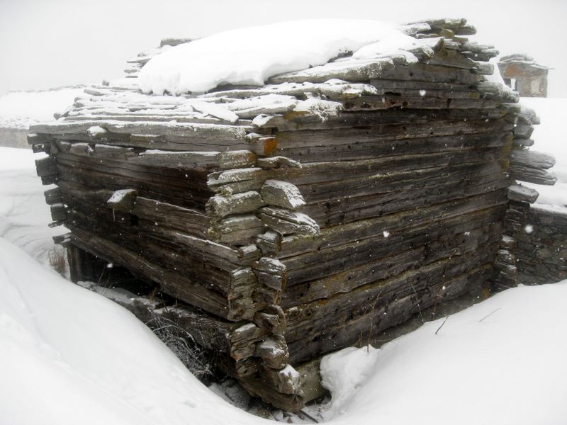 #2 Chalet : Un vieux chalet tout en bois, en montant vers Rocher Chalet : Un vieux chalet tout en bois, en montant vers Rocher