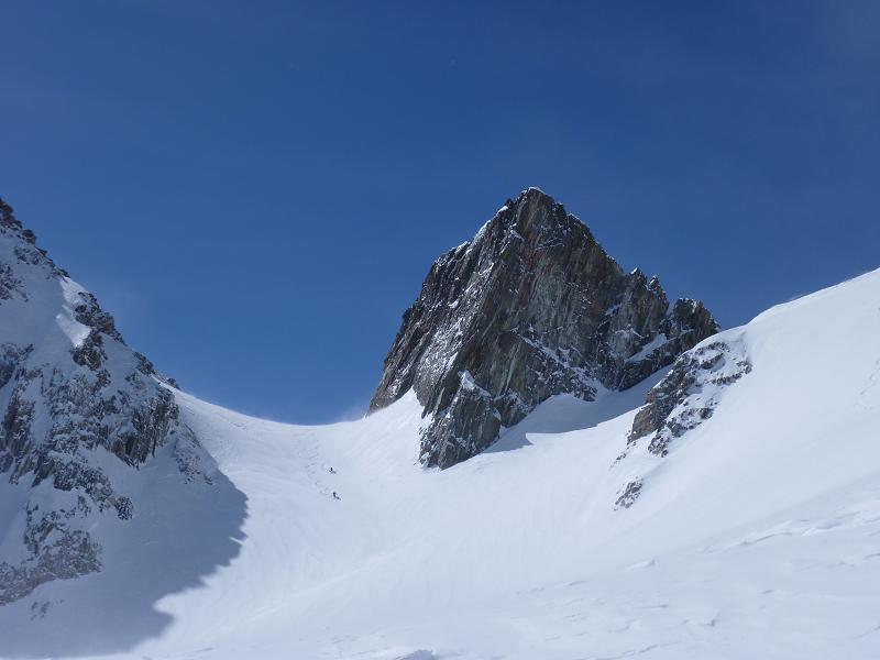 #11 tour de Comberousse : skieurs descendant du col 2758 ( il s tour de Comberousse : skieurs descendant du col 2758 ( il s'appelle comment ????)