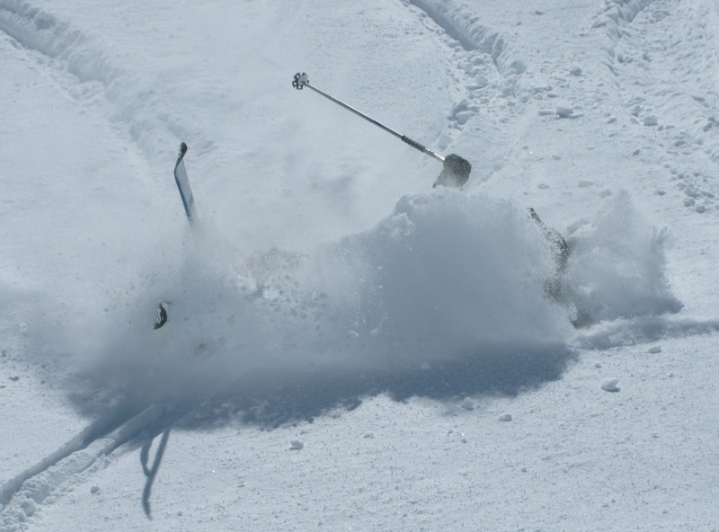 #5 La chute en poudre : Auto-portrait ? On voit mes skis et mes batons ! La chute en poudre : Auto-portrait ? On voit mes skis et mes batons !