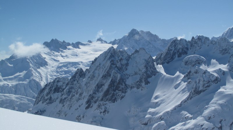 Vue sur les aiguilles rouges : Panorama exceptionnel avec le ciel bleu et la neige fraîche