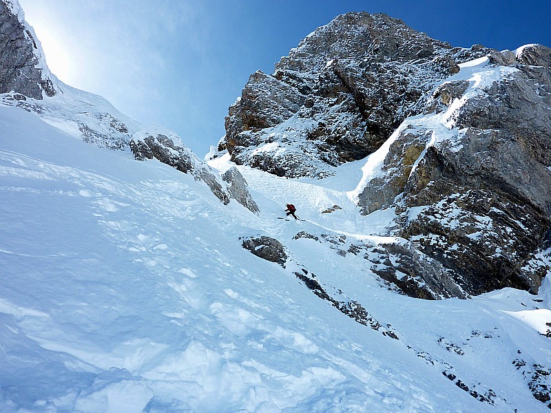 #9 Couloir Combaz : Arnaud au début de la traversée au dessus de l Couloir Combaz : Arnaud au début de la traversée au dessus de l'étroiture. On prend son élan on traverse la zone verglacée et on retombe dans la poudre!
