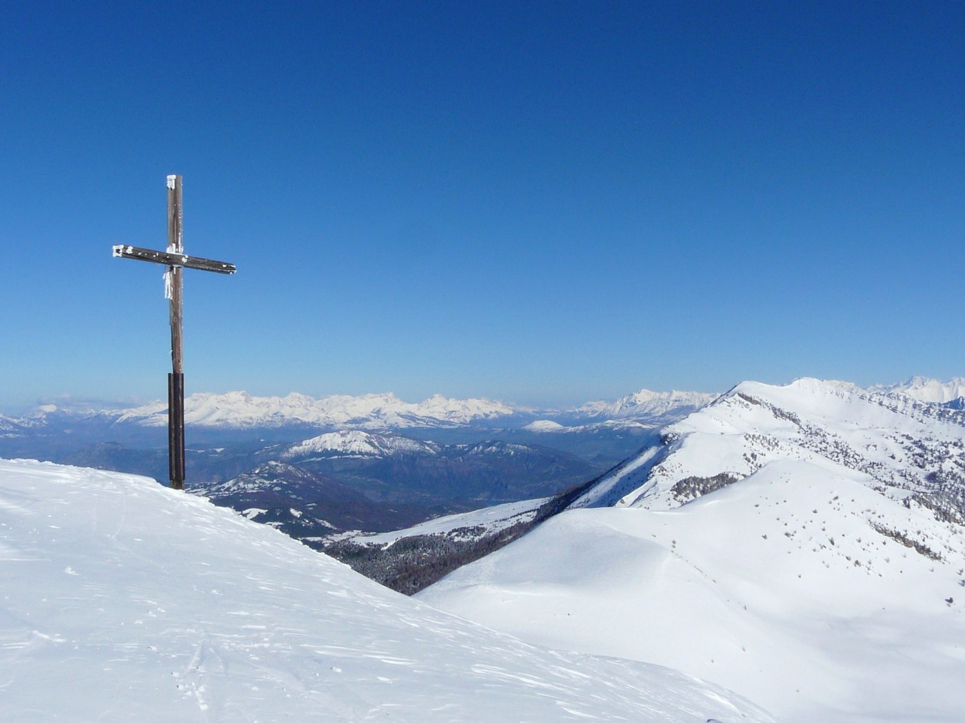 #4 C C'est bien le sommet : mont Colombis au centre et le devoluy au dessus