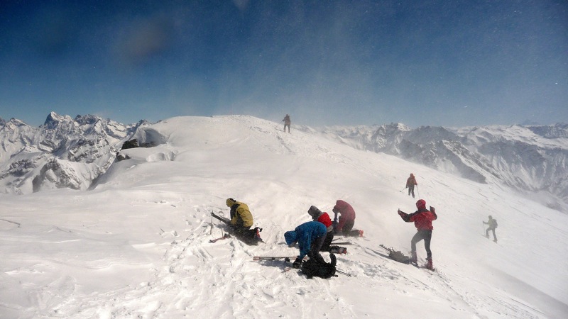 #12 Sommet : ca ne traine pas : on plie les peaux et basta... on mangera plus bas! Sommet : ca ne traine pas : on plie les peaux et basta... on mangera plus bas!