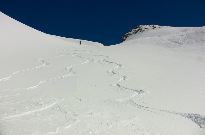 Belle poudre dans les combes sur le haut