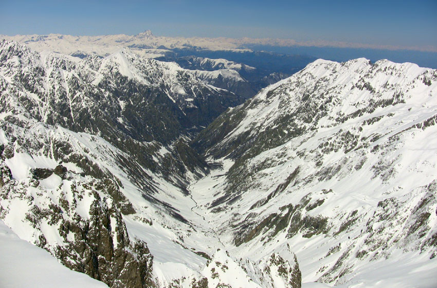 Vue sur tout l'arc Alpin, le Viso et la plaine du Po, au dessus de la vallée qui mène à San Giacomo