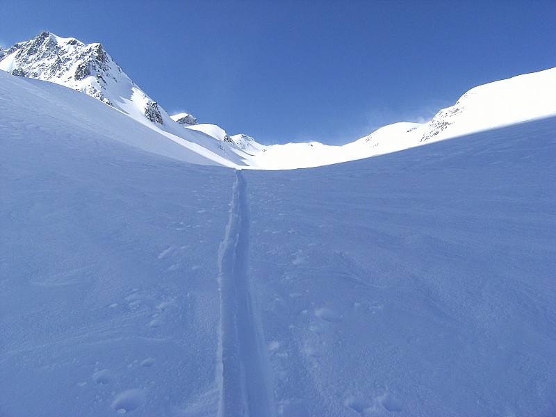 #6 Interminable... : dans les premières traces, sommet du Rocher Blanc en vue mais pas pour tout de suite.... le vent est la! Interminable... : dans les premières traces, sommet du Rocher Blanc en vue mais pas pour tout de suite.... le vent est la!